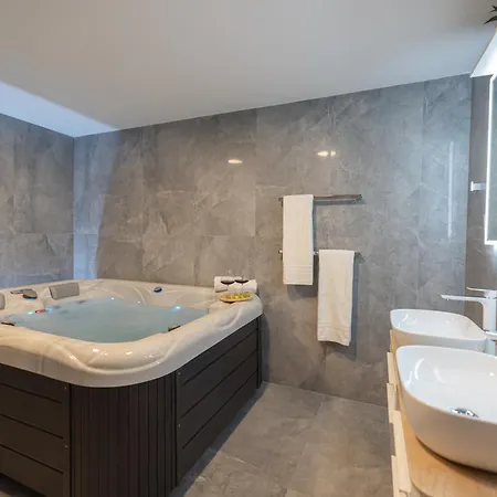 Nai With Private Parking And Jacuzzi Appartamento *