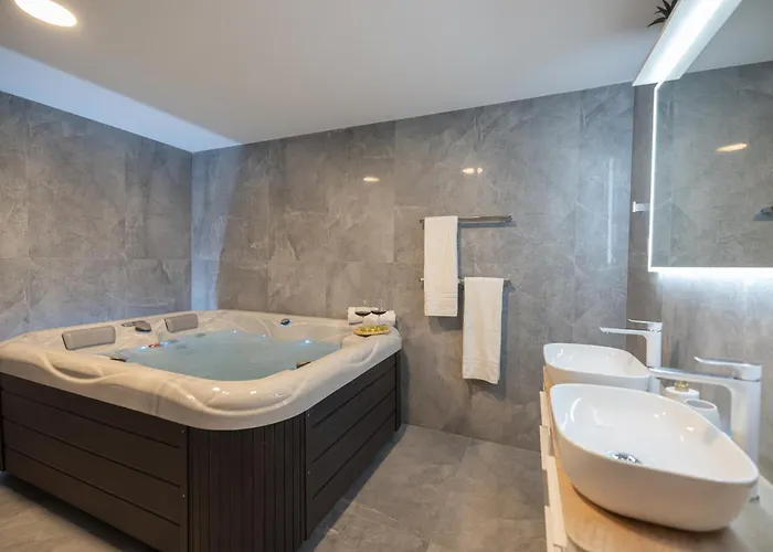 Nai With Private Parking And Jacuzzi Apartman *