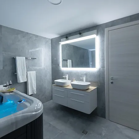 Nai With Private Parking And Jacuzzi شقة غييكا